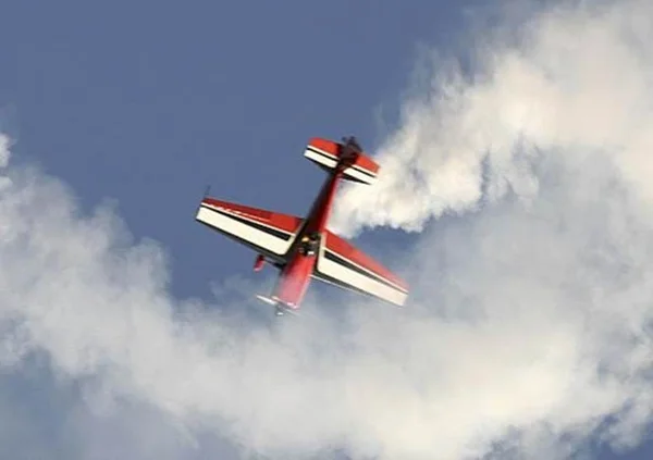 Piloto morre em acidente aéreo durante acrobacias no Paraná
