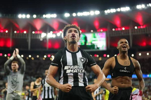Bicho triplicado e festa no vestiário: veja a comemoração no Botafogo