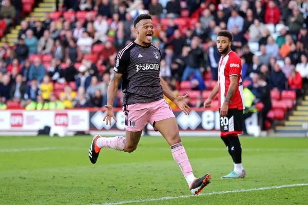 Atacante ex-Flamengo concorre ao prêmio de melhor do mês na Inglaterra