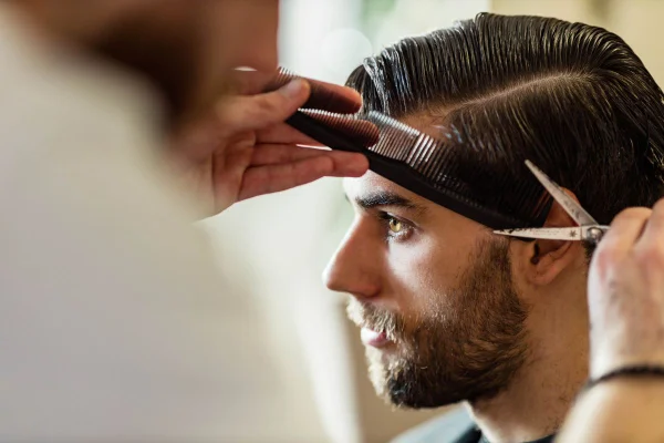 foto colorida homem cortando o cabelo