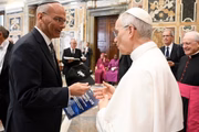 Papa com um membro da delegação judaica 