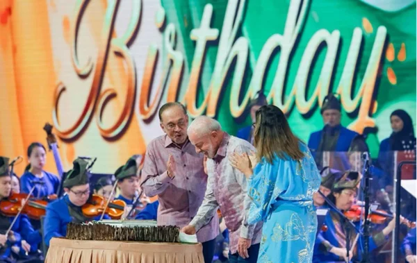 Os dois bolos de aniversário de Lula na Malásia