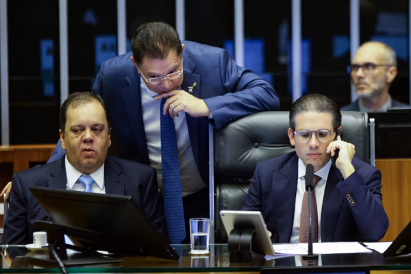 Presidente da Câmara, Hugo Motta, pauta a derrubada do IOF