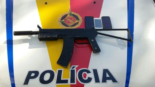 Liberado no saidão do Dia das Crianças, menor é apreendido com réplica de fuzil