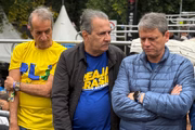 Valdemar da Costa Neto, Silas Malafaia e Tarcísio de Freitas conversam durante manifestação bolsonarista na Avenida Paulista