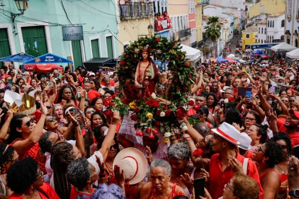 Multidão em Slvdor comemora Dia de Santa Bárbara - Metrópoles