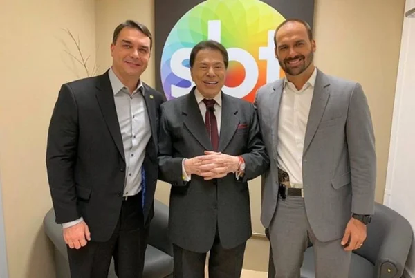 Eduardo Bolsonaro participa de programa no SBT armado