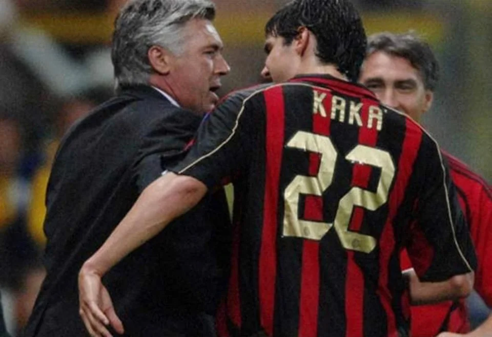 5) Carlo Ancelotti (Milan) - Com 160 partidas disputadas com a camisa do Milan, o meio-campista Carlo Ancelotti fez parte da equipe campeã da Taça dos Clubes Campeões Europeus de 1988–89 e 1989–90, o equivalente à Liga dos Campeões atualmente. Como treinador do time rubro-negro, Ancelotti deu sequência à carreira vitoriosa no clube. São 14 troféus conquistados, entre eles duas Liga dos Campeões (2002–03 e 2006–07) e um Mundial de Clubes (2007) 5) Carlo Ancelotti (Milan) - Com 160 partidas disputadas com a camisa do Milan, o meio-campista Carlo Ancelotti fez parte da equipe campeã da Taça dos Clubes Campeões Europeus de 1988–89 e 1989–90, o equivalente à Liga dos Campeões atualmente. Como treinador do time rubro-negro, Ancelotti deu sequência à carreira vitoriosa no clube. São 14 troféus conquistados, entre eles duas Liga dos Campeões (2002–03 e 2006–07) e um Mundial de Clubes (2007)