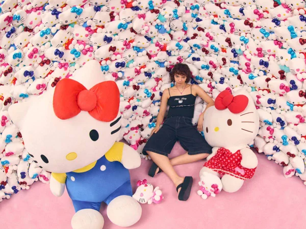 Na imagem com cor, foto de divulgação de uma coleção da Hello Kitty em celebração ao aniversário da personagem - metrópoles