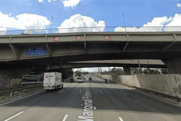 Imagem colorida da Ponte do Jaguaré, de onde a vítima pulou até o Rio Pinheiros - Metrópoles