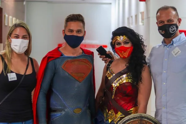 De Superman, psicólogo entrega pizzas a profissionais da saúde no DF