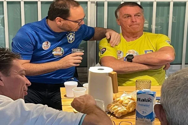 Imagem colorida de Carlos Bolosnaro, Jair Bolsonaro e Alexandre Ramagem - Metrópoles
