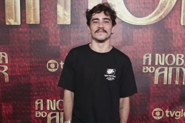 Imagem colorida do ator João Fernandes no lançamento da novela A Nobreza do Amor - Metrópoles