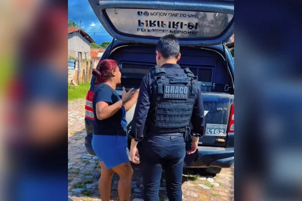 Mãe chora ao ver filho preso pela segunda vez: “Está me matando”