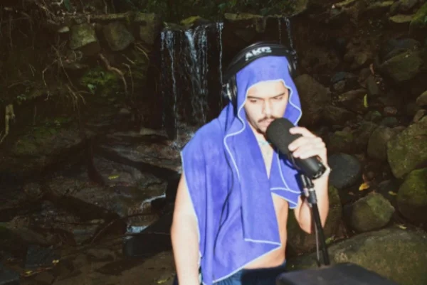 Pedro Sampaio posta foto enigmática na floresta e faz mistério sobre novo álbum