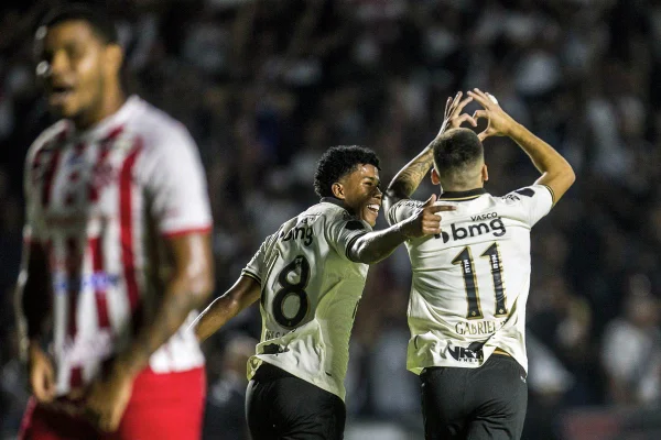 Vasco vence Bangu por 2 x 0 e ultrapassa Flamengo no Carioca