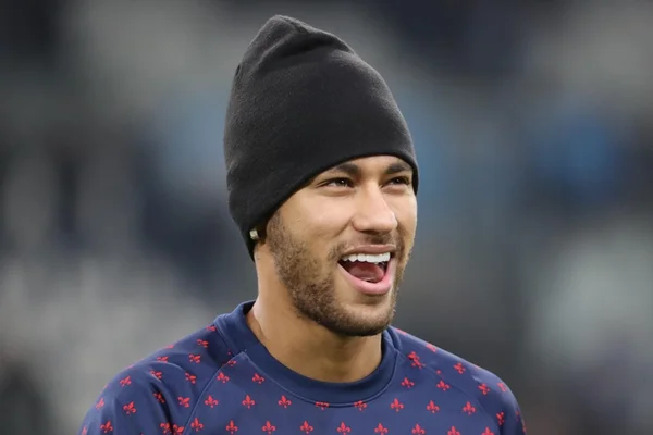 Neymar não economiza saliva e beija duas famosas em sua festa