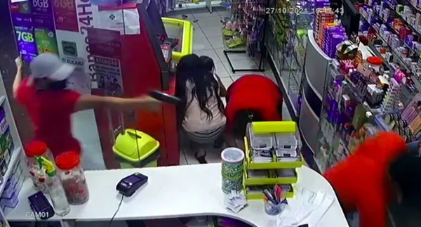 Irmãos gêmeos donos de drogaria são mortos dentro do estabelecimento, na Compensa