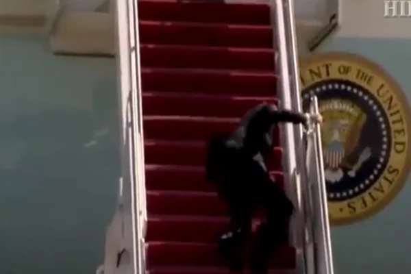 Biden tropeça e cai duas vezes ao subir em avião. Veja vídeo