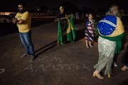 Sob o chão pintado com a frase "sem anistia", apoiadores se reúnem em vigília