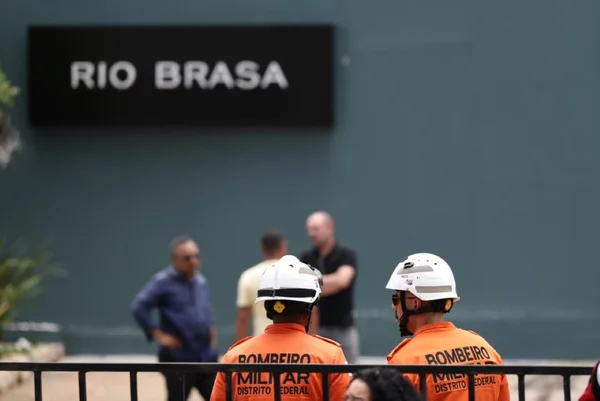 Militares atuam em ocorrência de incêndio na churrascaria Rio Brasa