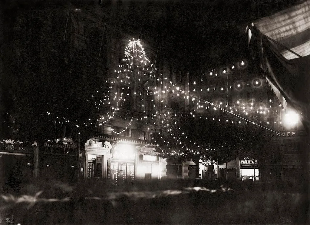 Praça Antônio Prado durante a estada do presidente Afonso Pena, São Paulo, SP, 1908. Detalhe de fotografia em papel de gelatina e prata. Praça Antônio Prado durante a estada do presidente Afonso Pena, São Paulo, SP, 1908. Detalhe de fotografia em papel de gelatina e prata.