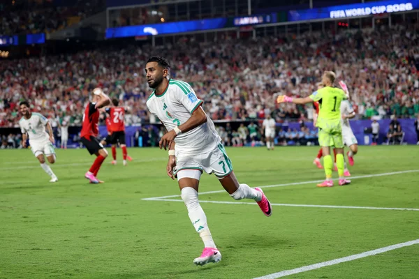 Com emoção, Argélia e Áustria empatam e vão ao mata-mata da Copa - destaque galeria