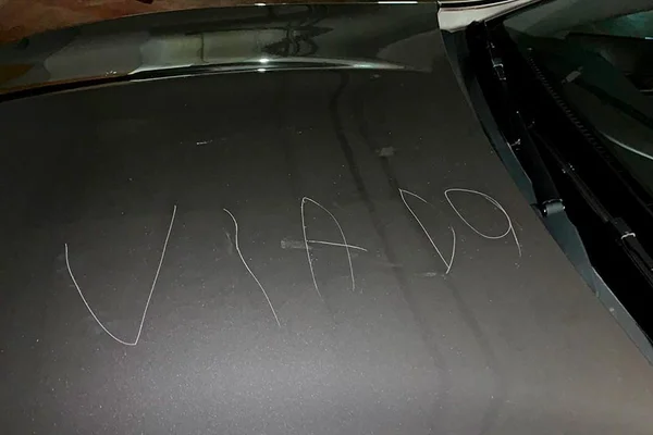 Casal gay nega dinheiro e tem carro arranhado em Brasília: “viado”