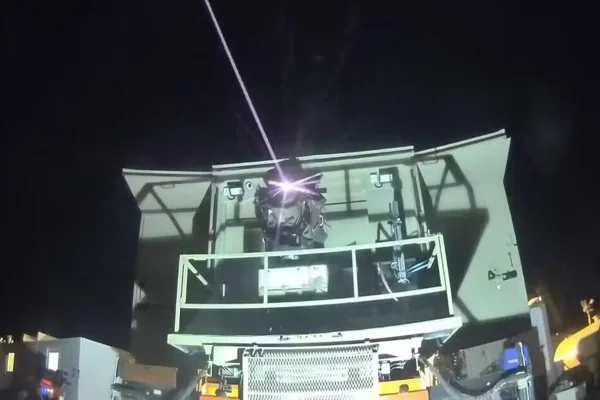 Imagem colorida de Raio de Ferro, novo sistema de defesa de Israel que usará lasers - Metrópoles