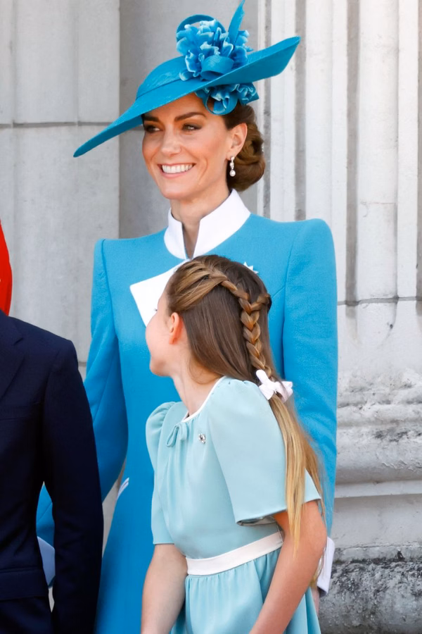 Entenda-a-influencia-de-Kate-no-visual-de-cabelo-da-princesa-Charlotte-1 Entenda a influência de Kate no visual de cabelo da princesa Charlotte