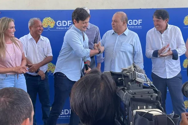 Ibaneis assina termo de compromisso para regularizar condomínio no Lago Sul