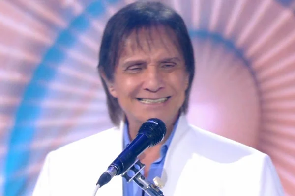 Roberto Carlos supera TOC e fala “inferno” durante especial de Natal