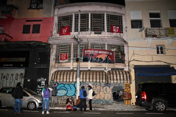 Famílias de imigrantes e refugiados ocupam prédio no centro de São Paulo