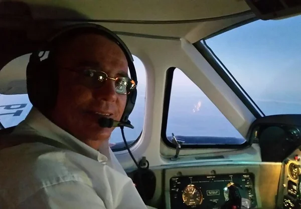 Pânico no ar: piloto morre, co-piloto assume e faz pouso de emergência