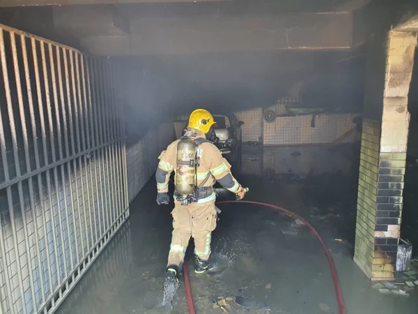 Bombeiros salvam criança de incêndio que destruiu garagem no DF