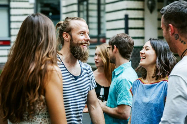 Clube gratuito de conversação em idiomas como inglês e japonês completa 10 anos no DF
