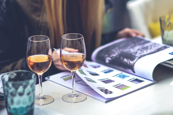 Conheça o vinho laranja: técnica milenar em ânforas de barro