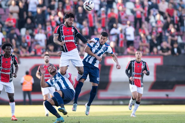 Jogadores de Joinville e São José disputam bola na 13ª Rodada da Série D