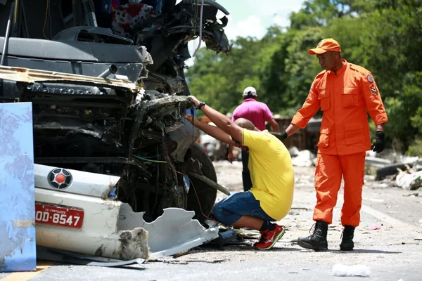 Motorista do ônibus e criança estão entre os mortos do acidente na 020
