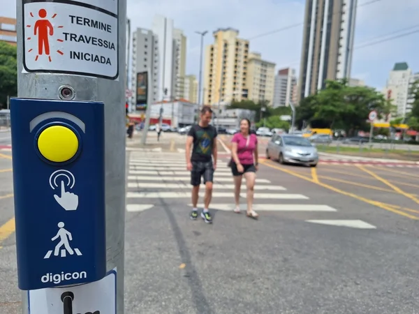 Imagem mostra semáforo - Metrópoles
