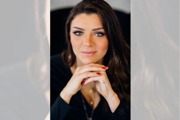 Em live, Rosamaria, do vôlei, diz que está solteira, mas é desmentida
