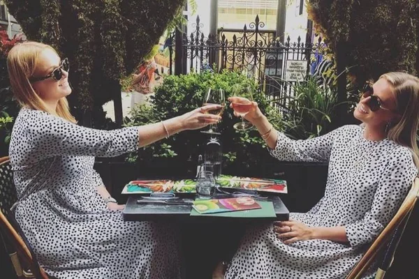 Sucesso no verão europeu, vestido da Zara ganha conta no Instagram