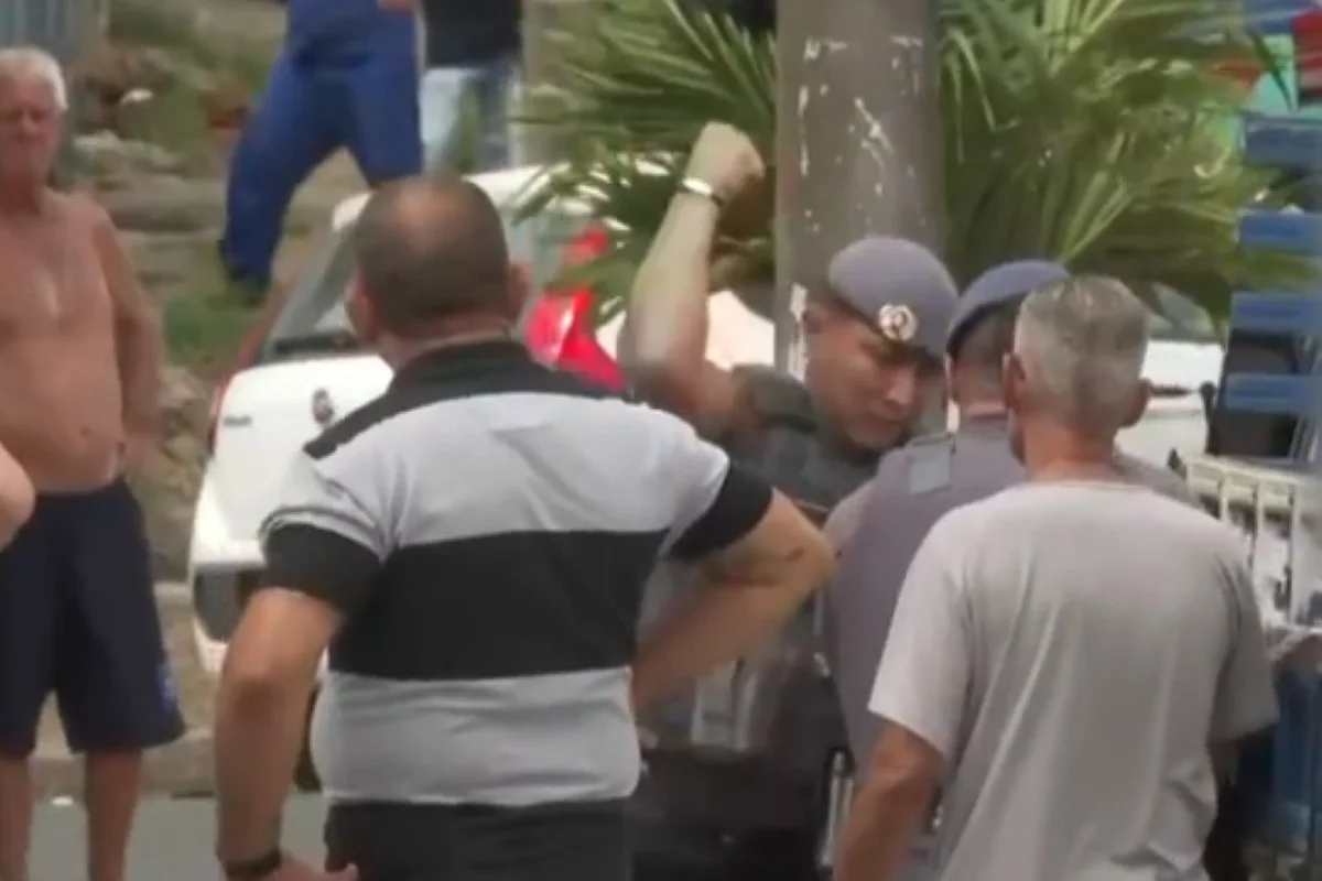 Um dos agentes agrediu um homem já detido em abordagem Um dos agentes agrediu um homem já detido em abordagem