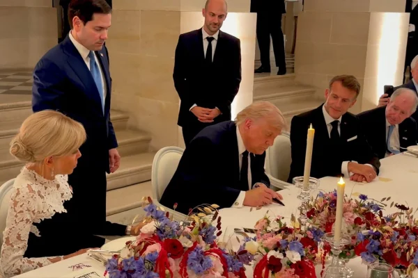 Imagem colorida mostra Donald Trump assinando acordo com Irã - Metrópoles