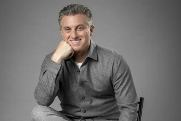Luciano Huck, apresentador global. Ele tem pele clara, cabelos grisalhos e nariz grande - Metrópoles