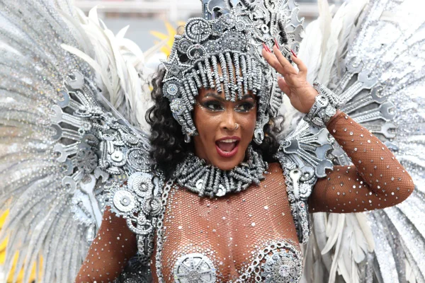 Imagem mostra desfile - Metrópoles