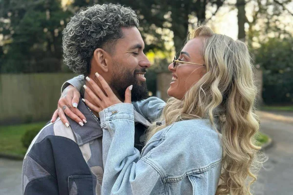 Imagem colorida de casal em momento apaixonado. Douglas Luiz e Alisha Lehmann estão na imagem - Metrópoles
