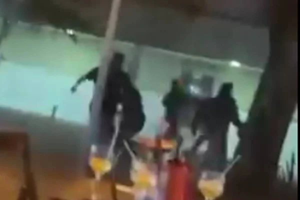 Foto colorida de confusão em bar