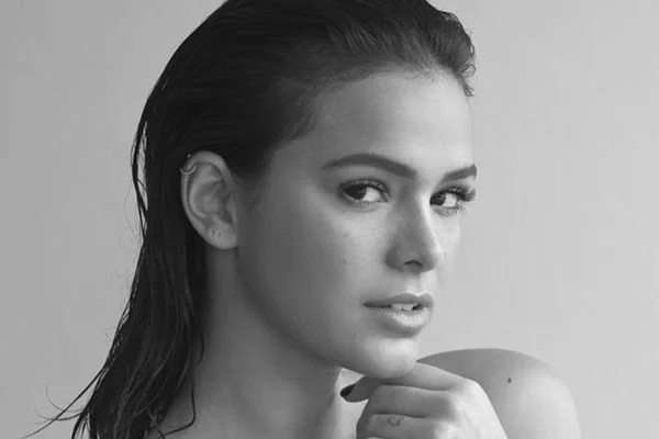 Bruna Marquezine posa de topless e fãs enlouquecem: “Brudeusa!”