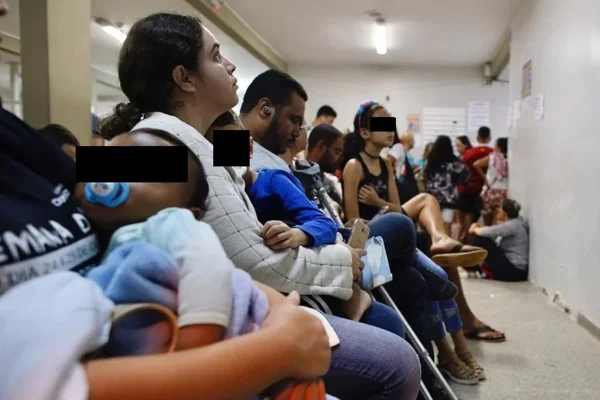 Pessoas esperando para atendimento em hospital - Metrópoles